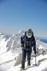 冬の木曽駒登山する女性