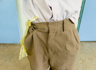 poor student Use a straw rope instead of a belt.