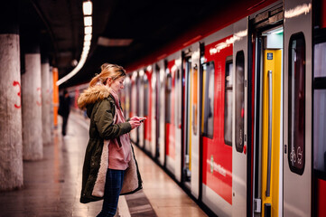 Subway Platform Smartphone User - obrazy, fototapety, plakaty