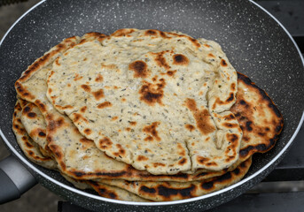 Płaskie chrupiące chlebki pita prosto z patelni 