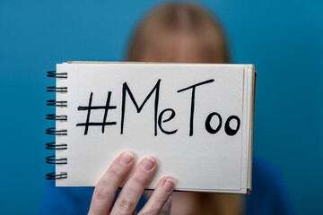 Kobieta trzyma w rękach hasło #MeToo