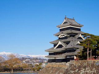 Fototapeta premium 冬の朝の国宝松本城の風景