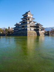 Fototapeta premium 冬の朝の国宝松本城の風景