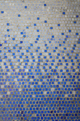 波をイメージした青いタイル