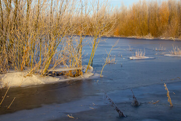 The water has sunk quickly in the lake and made ice flakes