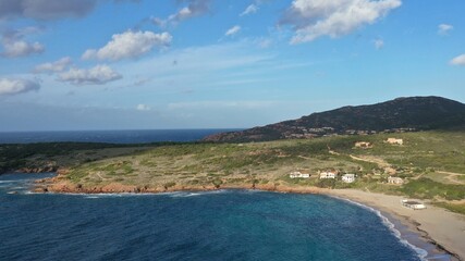 survol des plages d'isola rossa en Sardaigne du nord	