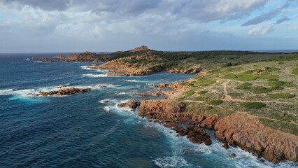survol des plages d'isola rossa en Sardaigne du nord	