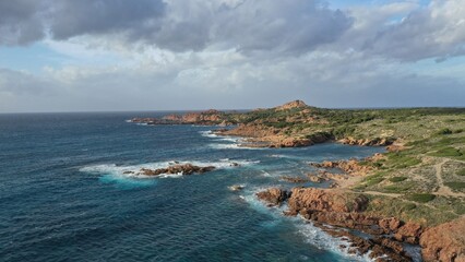 survol des plages d'isola rossa en Sardaigne du nord	