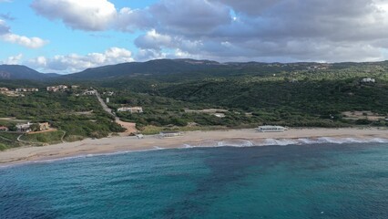 survol des plages d'isola rossa en Sardaigne du nord	