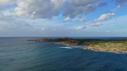 survol des plages d'isola rossa en Sardaigne du nord	