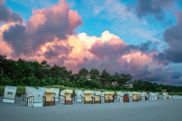 Bunte Wolken &uuml;ber den Strandk&ouml;rben am Strand von Zingst an der Ostsee.