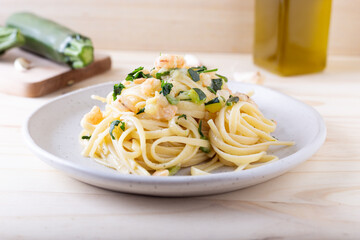 Spaghetti with shrimp and courgettes. Balanced and nutritious dish suitable for lunch and dinner.