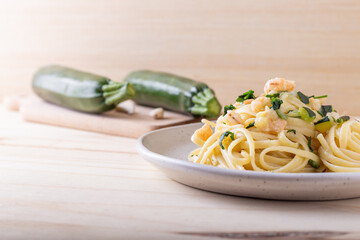 Spaghetti with shrimp and courgettes. Balanced and nutritious dish suitable for lunch and dinner.
