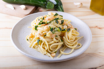 Spaghetti with shrimp and courgettes. Balanced and nutritious dish suitable for lunch and dinner.