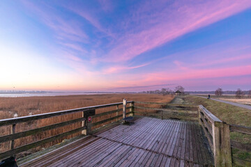 Fototapeta premium Auf einer Aussichtsplatform vor Sonnenaufgang am Bodden vor Zingst.