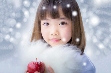 クリスマス 雪の中で林檎を持って微笑む少女 (ポートレート)