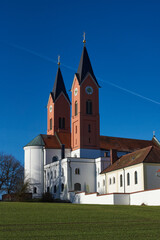 Fototapeta na wymiar Wallfahrtskirche Maria Hilf Vilsbiburg im Winter