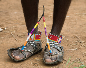 Kolorowa masajska biżuteria  na dłoniach i butach wojowników © kubikactive
