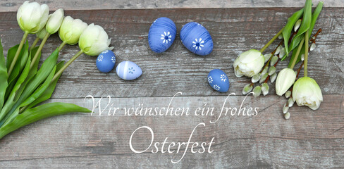 Osterkarte: Ostereier mit Tulpen und Hyazinthen auf schäbigen Holz mit dem Text wir wünschen ein...