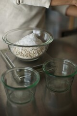 ガラス容器で塩麹を作っているところ