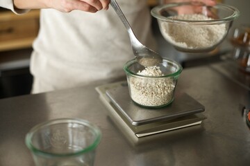 ガラス容器で塩麹を作っているところ
