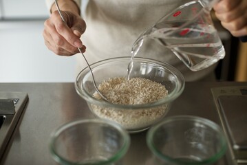 ガラス容器で塩麹を作っているところ