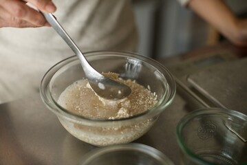 Fototapeta na wymiar ガラス容器で塩麹を作っているところ