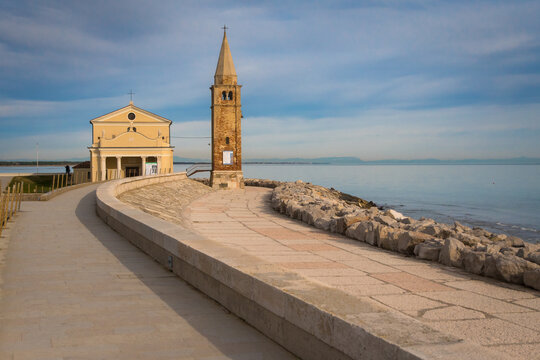La chiesa della Madonna dell'Angelo sul lungomare di Caorle, cittadina di mare vicino a Venezia