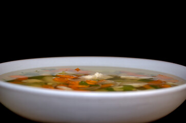 Leichte Fischsuppe mit Pangasiusfilet, Kartoffeln, Zwiebeln, Möhren, Lauchzwiebeln und Petersilie.