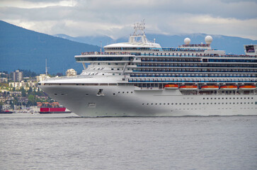 Kreuzfahrtschiff Grand geht auf Alaska-Kreuzfahrt von Vancouver, Kanada - Modern Princess cruiseship cruise ship liner in Vancouver for Alaska cruising	