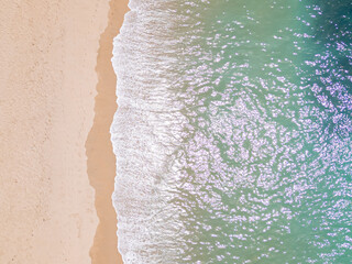 Vista Cenital de playa Mawun con color celeste y arena blanca en Kuta Lombok, Indonesia