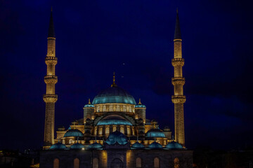 Fototapeta na wymiar Night view of The Yeni Mosque, New Mosque or Mosque of the Valide Sultan, Istanbul, Turkey