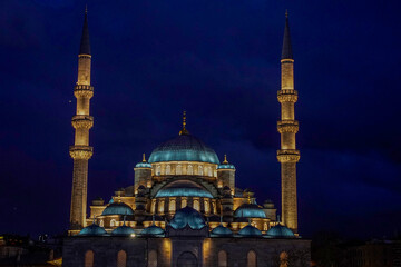 Fototapeta na wymiar Night view of The Yeni Mosque, New Mosque or Mosque of the Valide Sultan, Istanbul, Turkey