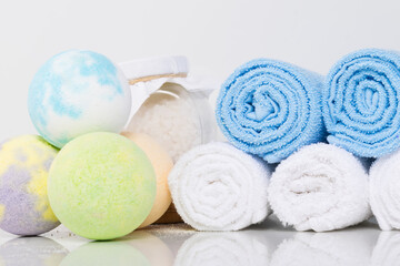 Obraz na płótnie Canvas towels for spa treatments and foam balls for bathing