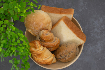 朝食のクロワッサンと食パン