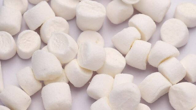 white mini white marshmallow, rotation in circle. marshmallow for cocoa or for grilling, Turning. selective focu