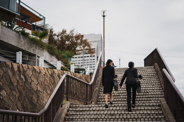 階段を登る社会人