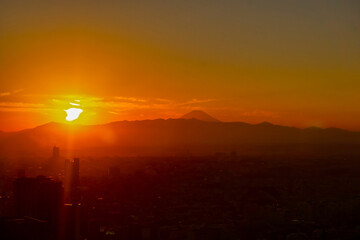 渋谷から望む夕日の富士山