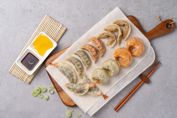 Dumpling, steamed dumpling, meat dumpling, kimchi dumpling, shrimp dumpling, shrimp, meat, kimchi, galbi, steamed bread, black rice, milk, snack