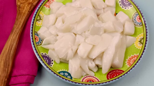 morceaux de calamars crus, en gros plan, dans une assiette