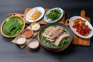 Korean food, bossam, boiled pork, pig feet, steamed pork feet, side dishes, lettuce, garlic bossam, perilla leaves, chives, kimchi