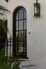 Fototapeta na wymiar Mediterranean style building with arched front door