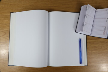 Pagina del diario aperta con penna biro e piccolo calendario italiano.