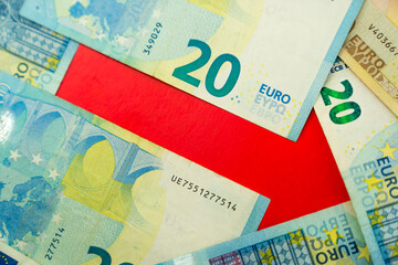 Red arrow surrounded with 20 euro banknotes