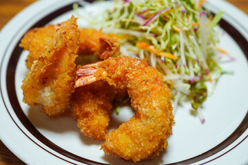日本の家庭料理の定番　エビフライ　クローズアップ