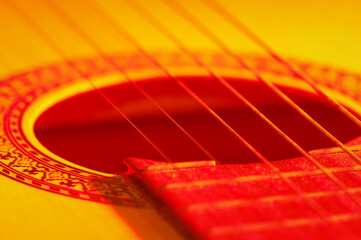 Tło muzyczne czerwone, gitara i struny.