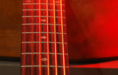 Tło muzyczne, czerwona gitara.