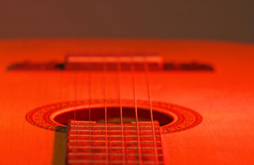 Tło muzyczne czerwone, gitara i struny.