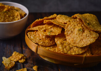 Tempeh chips are a food made from tempeh which is thinly sliced and then fried using seasoned flour. Usually the taste is salty with a savory onion aroma.
