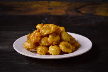 Sweet emping is a type of snack or snack made from melinjo or belinjo seeds. Sweet Emping has a slightly bitter and sweet taste due to the addition of sugar caramel.
